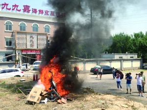 电动车短路三秒冒烟 充电时间别超10小时